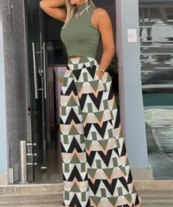 Alternative view of Ensemble pantalon large et haut imprimé floral pour femmes. Ensemble de vacances avec crop top et pantalon à jambes larges, taille haute, idéal pour la plage